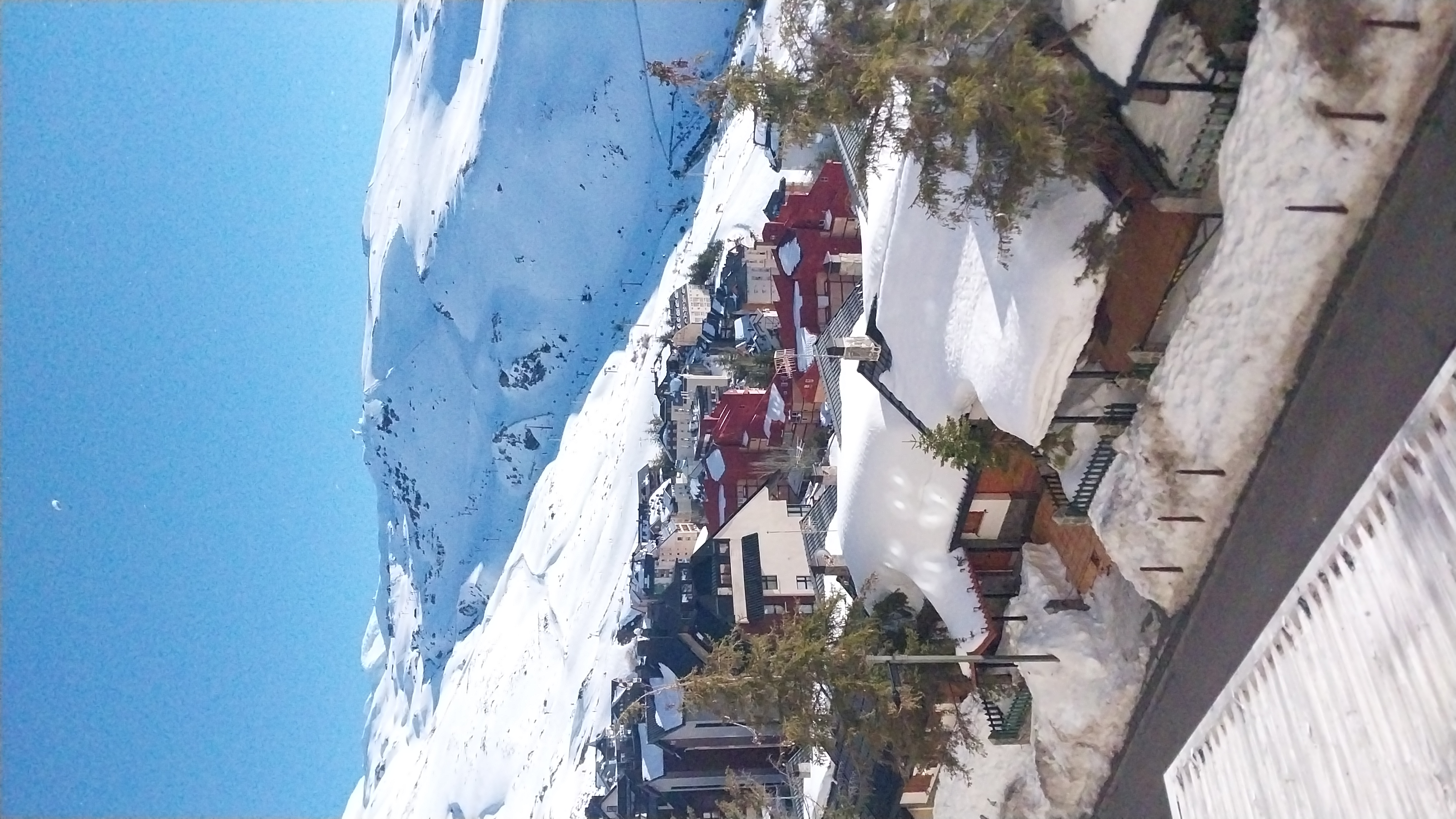 Vistas a las montañas nevadas de Sierra Nevada desde el apartamento